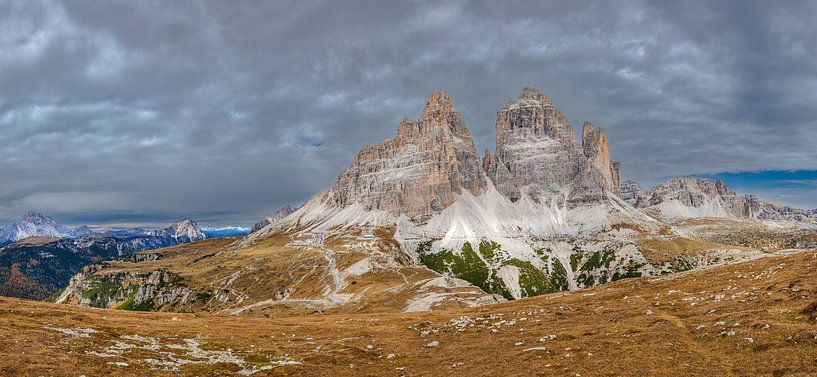 Vue sur les sommets des Drei Zinnen, paroi sud, Auronzo di Cadore, Belluno, Italie par Rene van der Meer