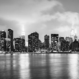 New York - East Side Skyline bij nacht (zwart-wit) van Sascha Kilmer
