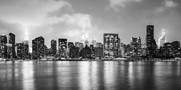 New York - East Side Skyline bij nacht (zwart-wit) van Sascha Kilmer