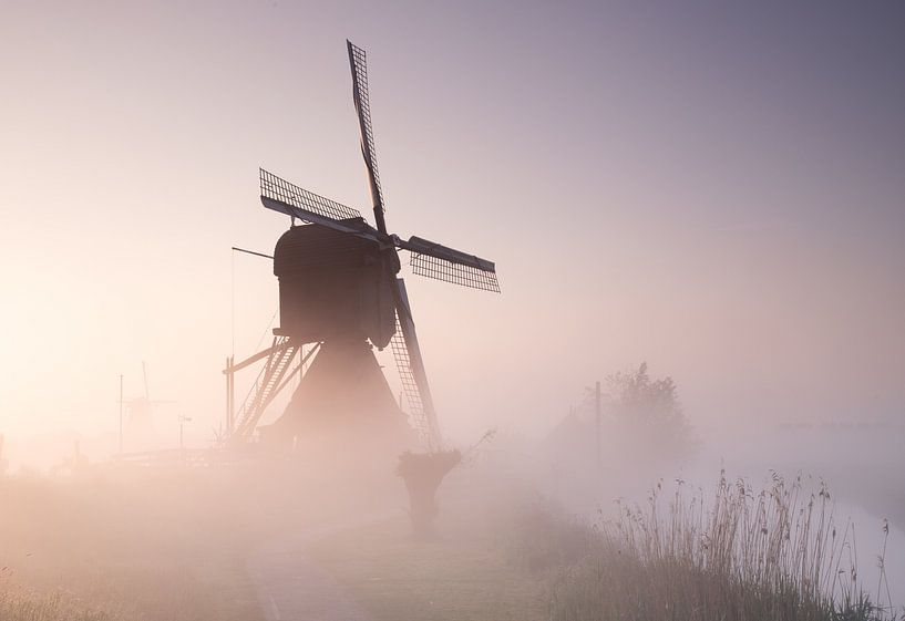 Kinderdijk dans le brouillard. par Jan van der Vlies