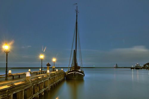 Hoorn boot aan steiger bij nacht