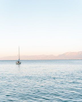 Boot bij zonsondergang in Griekse zee - reisfotografie - Fine art fotografie van Kaylee Burger