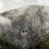 Mist in een berglandschap, bewolkte rotsen in Noorwegen | Fine art foto print van Karijn | Fine art Natuur en Reis Fotografie