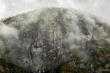 Brouillard dans un paysage de montagne, rochers nuageux en Norvège | Tirage photo d'art sur Karijn | Fine art Natuur en Reis Fotografie