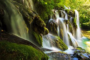 Waterfall of 'Les Planches' in Jura France van Louis-Thibaud Chambon