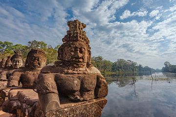 Brug met standbeelden van goden en demonen bij de Zuidpoort van Angkor Thom in Angkor, Siem Reap-pro van WorldWidePhotoWeb