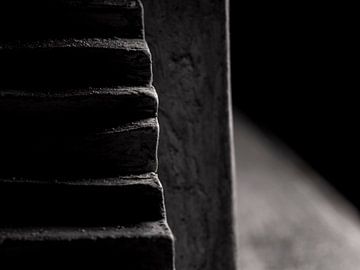 Trap van een verlaten gebouw in zwart wit van Robin Jongerden