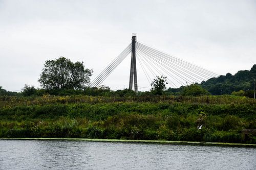 Brug langs de maas