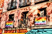 Madrid - Pridevlaggen aan balkon