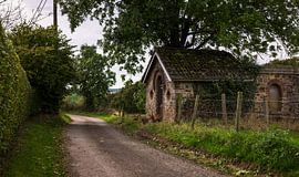 Rustikale Limburger Kapelle: Zeitlose Atmosphäre in rustikaler Ausstattung von Hevonax Photography