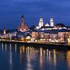 Passau aan de Donau vanaf de Schanzelbrug tijdens het blauwe uur van Thomas Rieger
