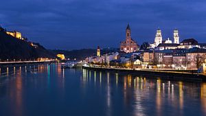 Passau an der Donau von der Schanzelbrücke zu blauen Stunde