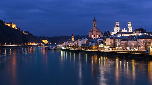 Passau sur le Danube depuis le pont Schanzel à l'heure bleue