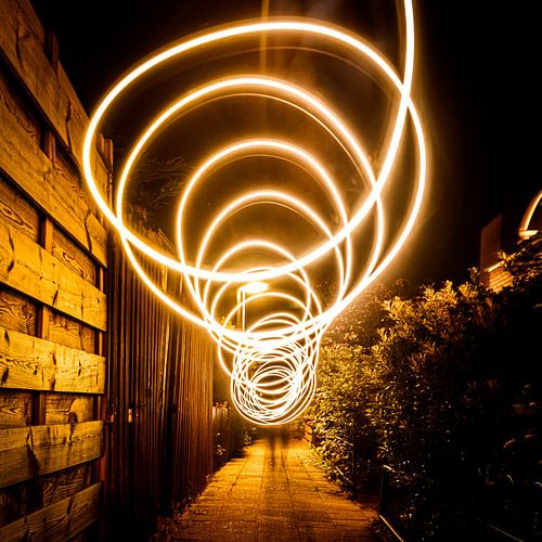 Moving warm light, high shutter speed (light art)