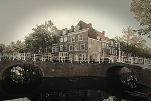 De Roosbrug en de Sint-Jorisbrug aan de oude Delft in Delft.