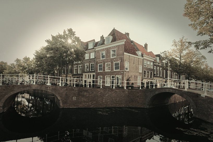 De Roosbrug en de Sint-Jorisbrug aan de oude Delft in Delft. van Robert Jan Smit