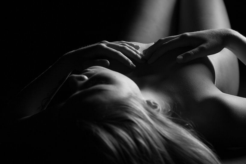 Sensuele zwart-witfoto van een naakte vrouw op haar rug van Retinas images