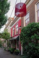 Steegje met rood huis en lampenkap I Haarlem, Noord-Holland I Kleurcontrast I Vintage fotografie