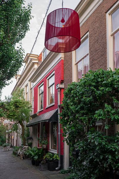 Gasse mit rotem Haus und Lampenschirm I Haarlem, Noord-Holland I Farbkontrast I Vintage-Fotografie von Floris Trapman