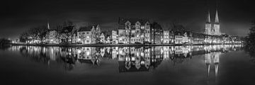 Lübeck met schilderswijk in de oude stad in zwart-wit . van Manfred Voss, Schwarz-weiss Fotografie