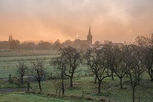 Oranje lucht boven Maurik von Moetwil en van Dijk - Fotografie