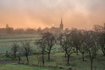 Oranje lucht boven Maurik