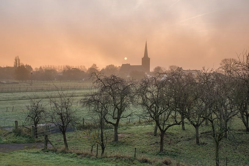 Oranje lucht boven Maurik van Moetwil en van Dijk - Fotografie