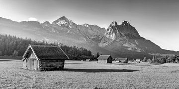 Almwiesen und Berghütten bei Garmisch Partenkirchen in schwarzweiß von Manfred Voss, Schwarz-weiss Fotografie