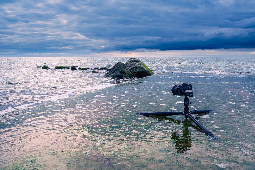 Kamera und Stativ an der Ostseeküste bei Meschendorf von Rico Ködder