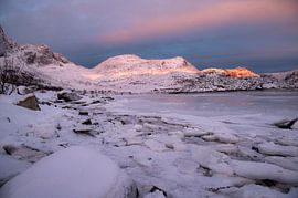 Es wird Abend auf den Lofoten, Norwegen von Johan Bergsma