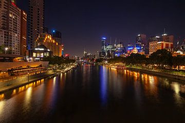 Melbourne in Australië bij nacht. Stadslichten en skyline. van Jiri Viehmann