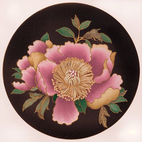 Grande pivoine japonaise rose dans un cadre rond