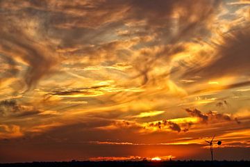 Bijzonder mooie lucht, dreigende wolken na zonsondergang van Art by Fokje