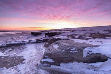 Große Eisschollen auf dem Wattenmeer mit einem schönen Sonnenaufgang! von Peter Haastrecht, van