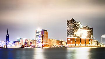 Elbphilharmonie at night by Günter Albers