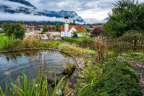 Parochiekerk St Jacob Wallgau met uitzicht op de Alpen Beieren
