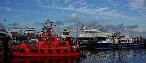 Lotsenboot und andere Boote [Breitwandfoto]