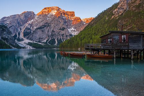 Lever de soleil sur le lac de Braies