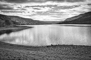 Spiegelende zee onder dramatische hemel in herfstachtig natuurlandschap, in zwart-wit