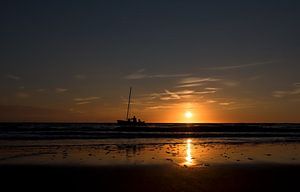 catamaran en mer au coucher du soleil