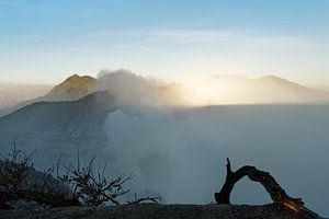 Erstes Tageslicht und Bergschatten am aktiven Vulkan Ijen