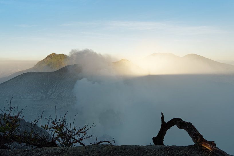 Première lumière du jour et ombre de la montagne au volcan actif Ijen par Ralf Lehmann