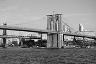 Brooklyn Bridge - New York, Amerika  (Zwart-Wit incl. gekleurde  vlag) van Be More Outdoor thumbnail