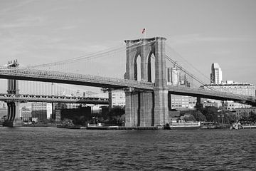 Brooklyn Bridge - New York, Amerika  (Zwart-Wit incl. gekleurde  vlag) van Be More Outdoor