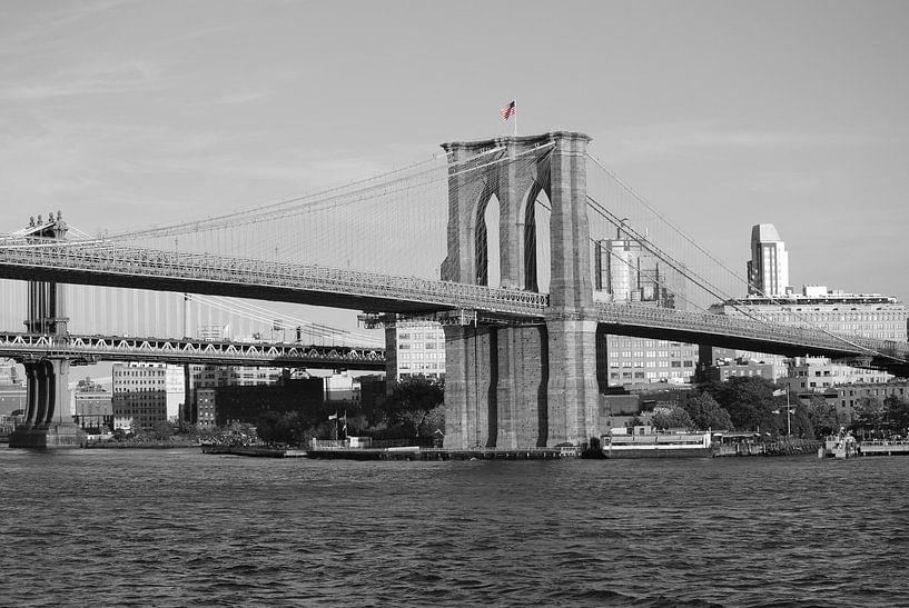 Pont de Brooklyn - New York, Amérique (noir et blanc, drapeau de couleur compris) par Be More Outdoor