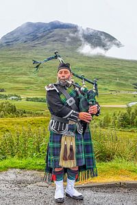 Dudelsackspieler in den schottischen Highlands