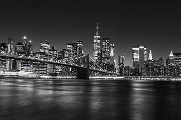 Skyline von New York City - Brooklyn Bridge Schwarz-Weiß von Franca Gielen