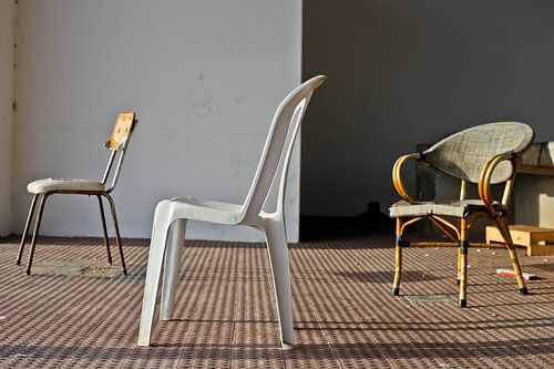 Chaises du marché aux poissons d'Alvor. sur Marieke van der Hoek-Vijfvinkel