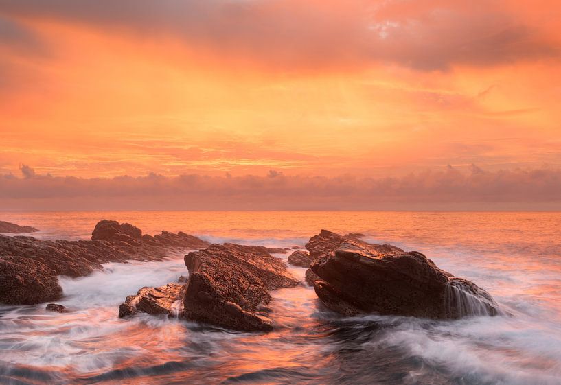 Een prachtige zonsopkomst aan de oost kust van Taiwan van Jos Pannekoek