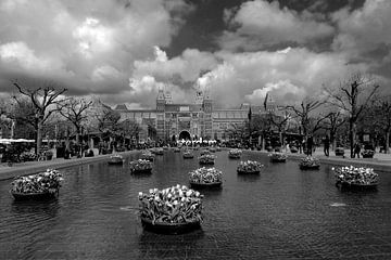 Amsterdam Museumplein mit Tulpen von Marianna Pobedimova